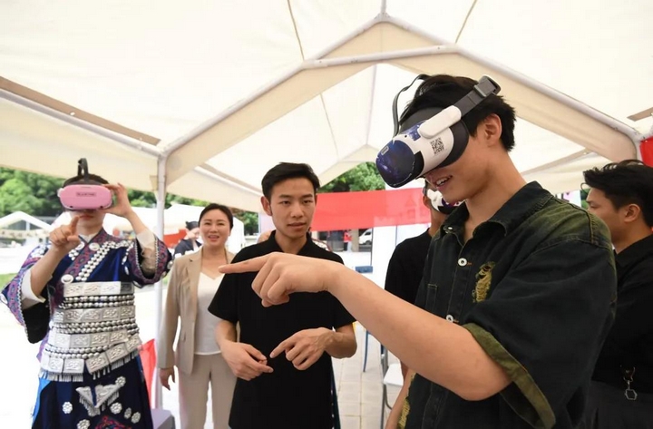 元宇宙技术亮相南明区“流动的非遗艺术·贵阳文创市集”。