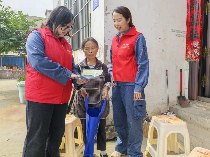 工作人員向村民進行用電安全宣傳.jpg