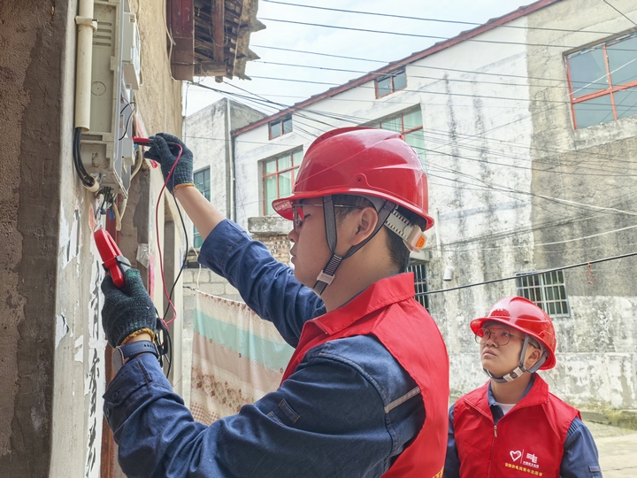 工作人員正對客戶用電設備進行安全隱患排查.jpg