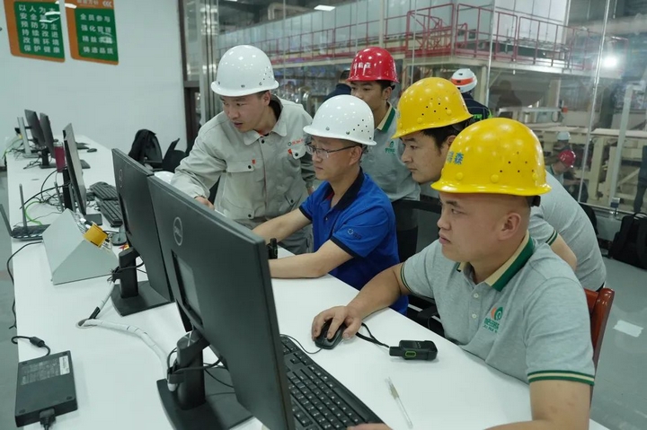 6 龙里桔瑞森新材料科技有限公司投产，工作人员在监测生产运行情况。.jpg