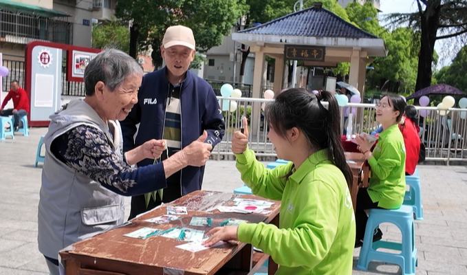乌当区：粽香传情暖桑榆 海归聚力护银龄