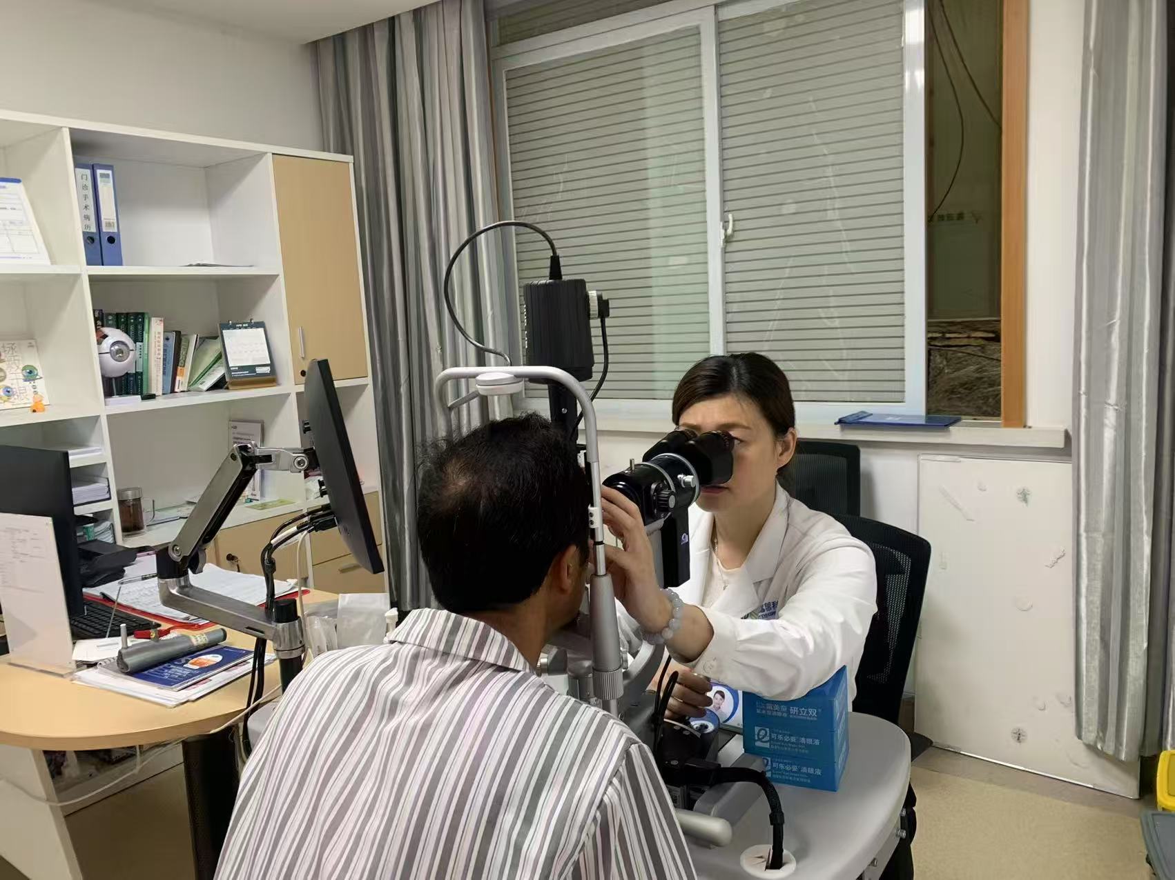 医生在为患者检查并实施“右眼青光眼阀植入术”。