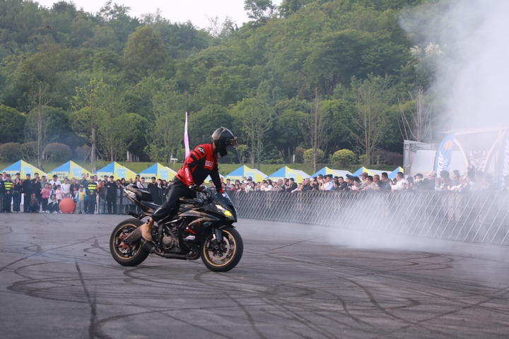 機摩托車特技表演.jpg