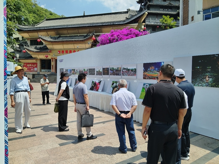 观看展览。.jpg
