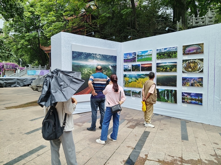 观看展览。.jpg