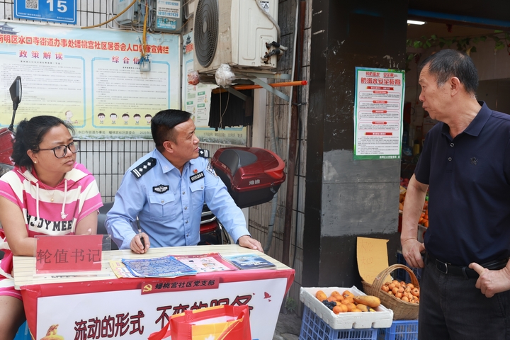 “流动办公桌”摆在小区里。龚婷摄.jpg