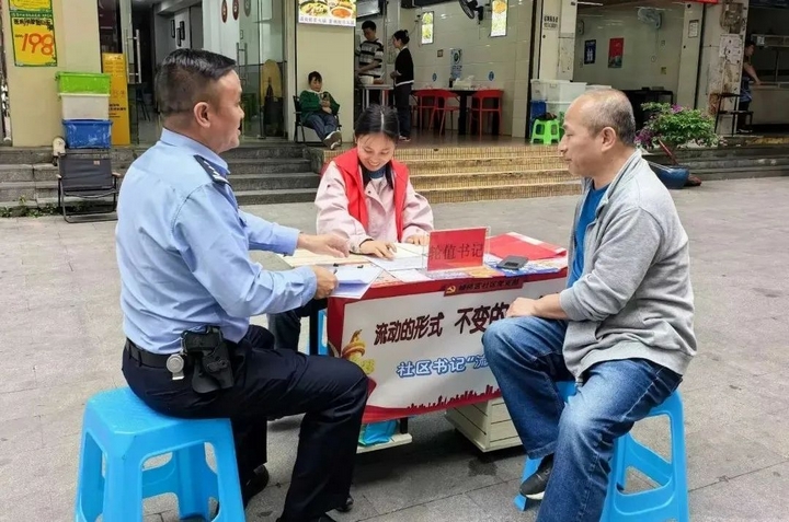 “流动办公桌”摆在小区里。水口寺派出所供图.jpg