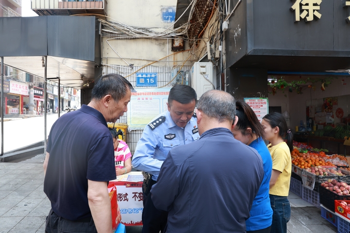 “流动办公桌”为群众答疑解惑。龚婷摄.jpg