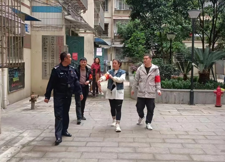 4、社区民警联合职能部门共同为群众解决问题。水口寺派出所供图.jpg