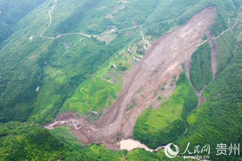 5月23日拍摄的大方县果瓦乡庆阳村发生山体滑坡现场。人民网 涂敏摄