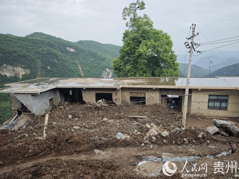 5月23日拍摄的大方县果瓦乡庆阳村发生山体滑坡现场。人民网 龙章榆 摄