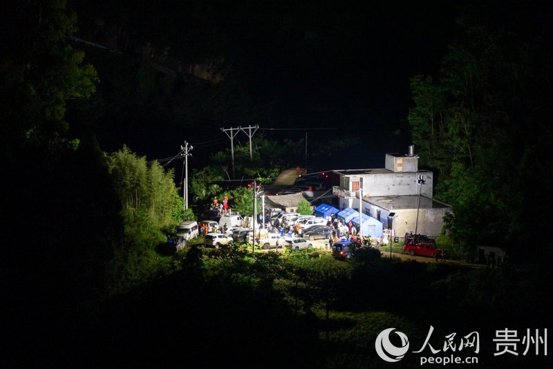 5月22日晚，救援现场指挥部灯火通明。人民网 涂敏 摄