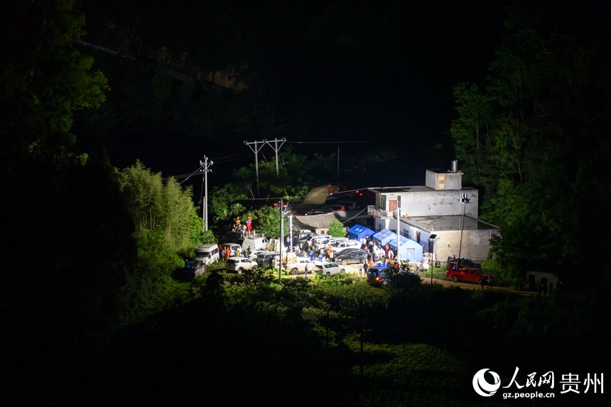 5月22日晚，救援現場指揮部燈火通明。人民網 涂敏攝