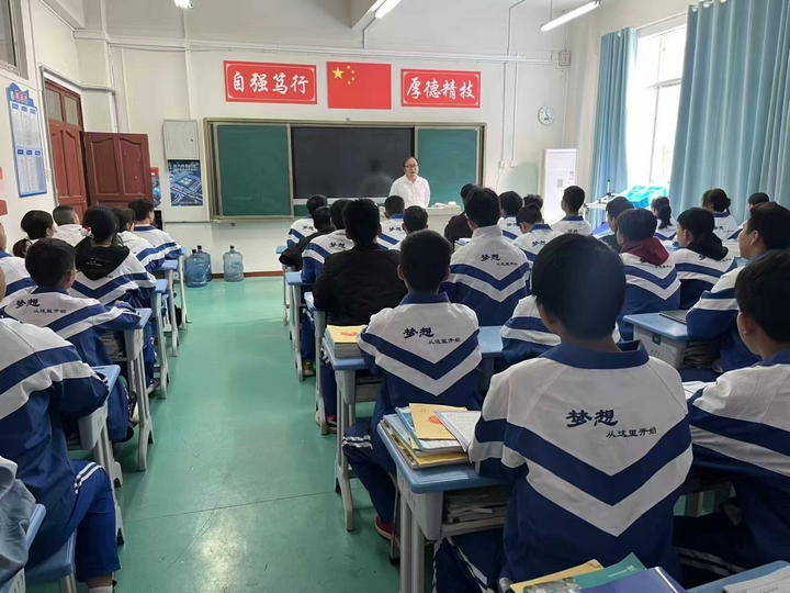 省生态移民局帮助思南县职校举办移民班，提高就业率。思南县生态移民局供图.jpg