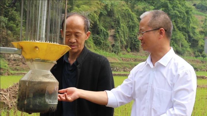 农技人员正在给村民讲解病虫害防治知识。张朋 摄.jpg
