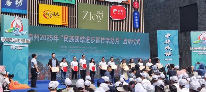 頒發聘書。徐孟欣攝