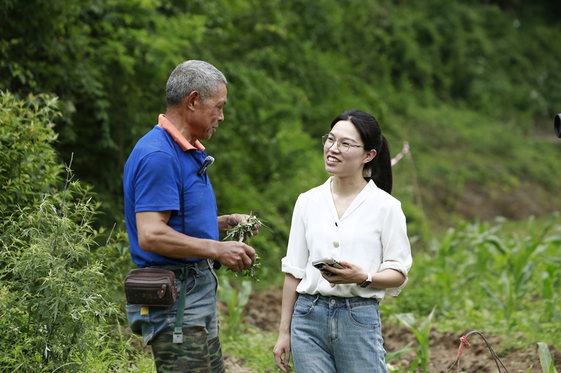 余调金与村民交谈。倪少环摄