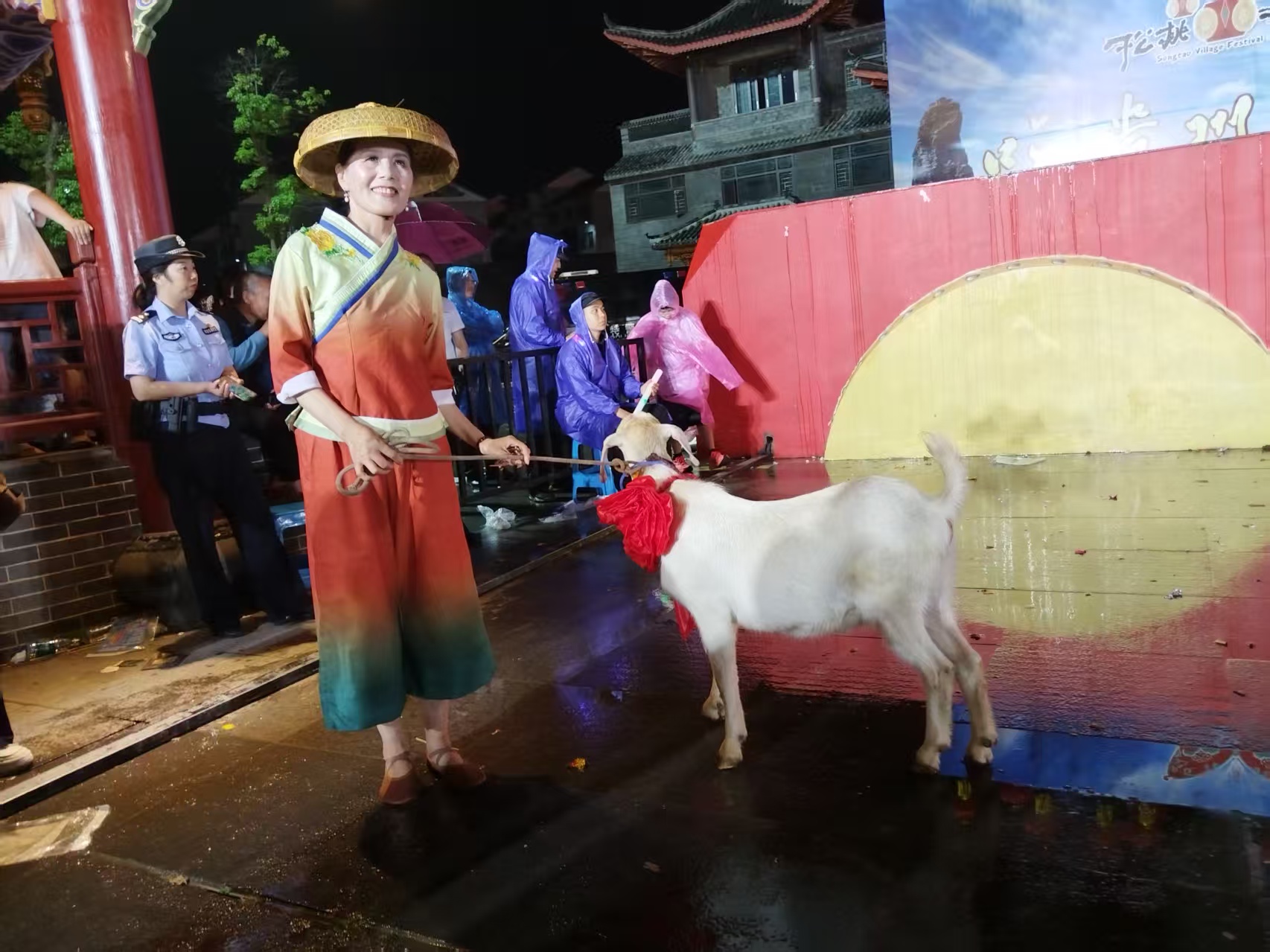 虎门寨村民与羊合影。郭进摄