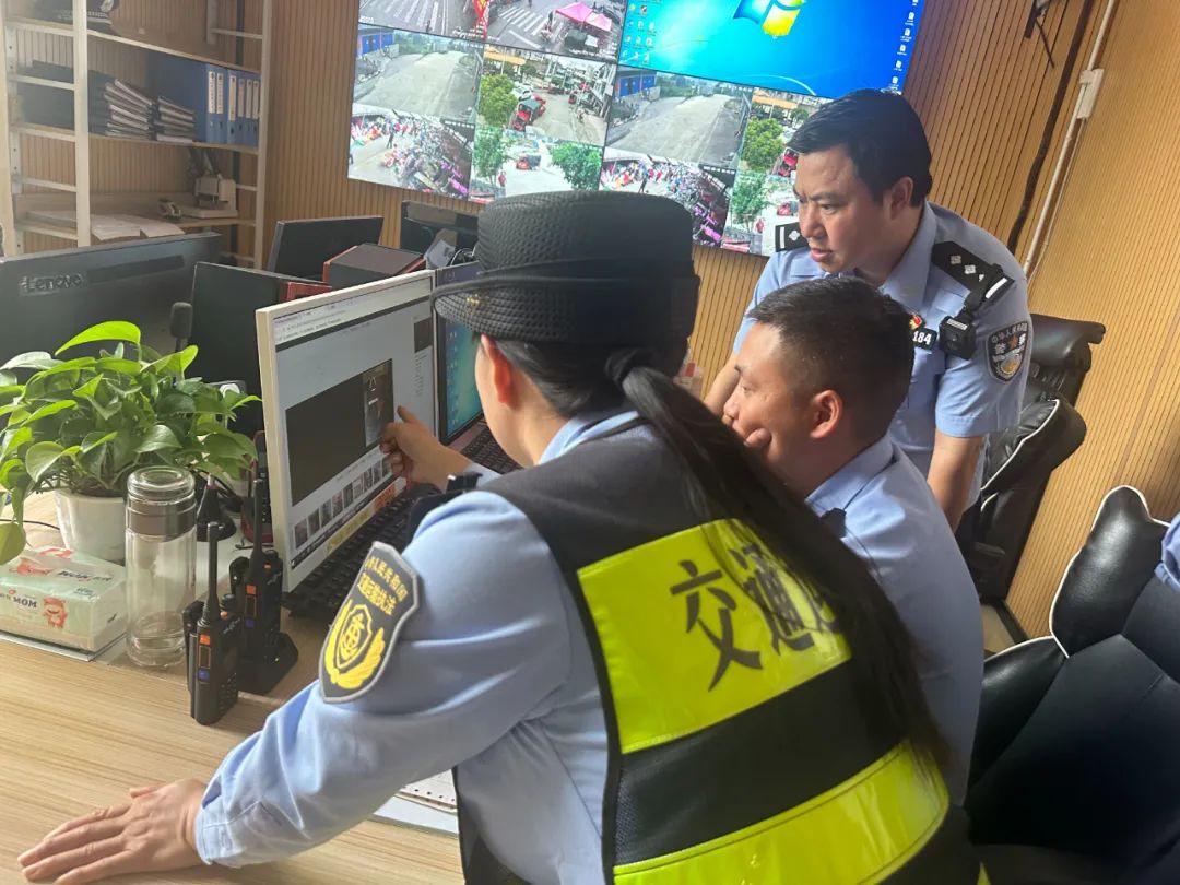 图为联合高速交警到北盘江派出所进行调查核查。