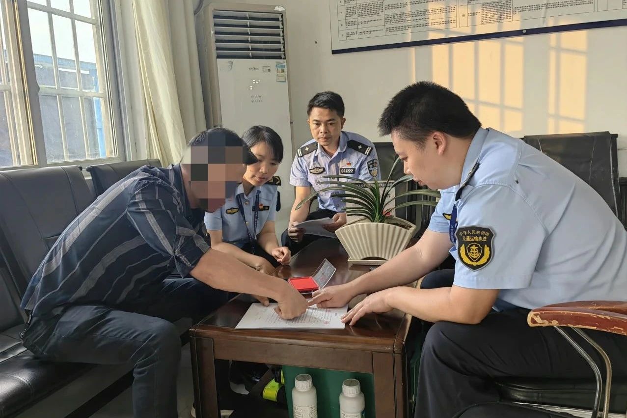 图为当事人到大队接受调查处理。