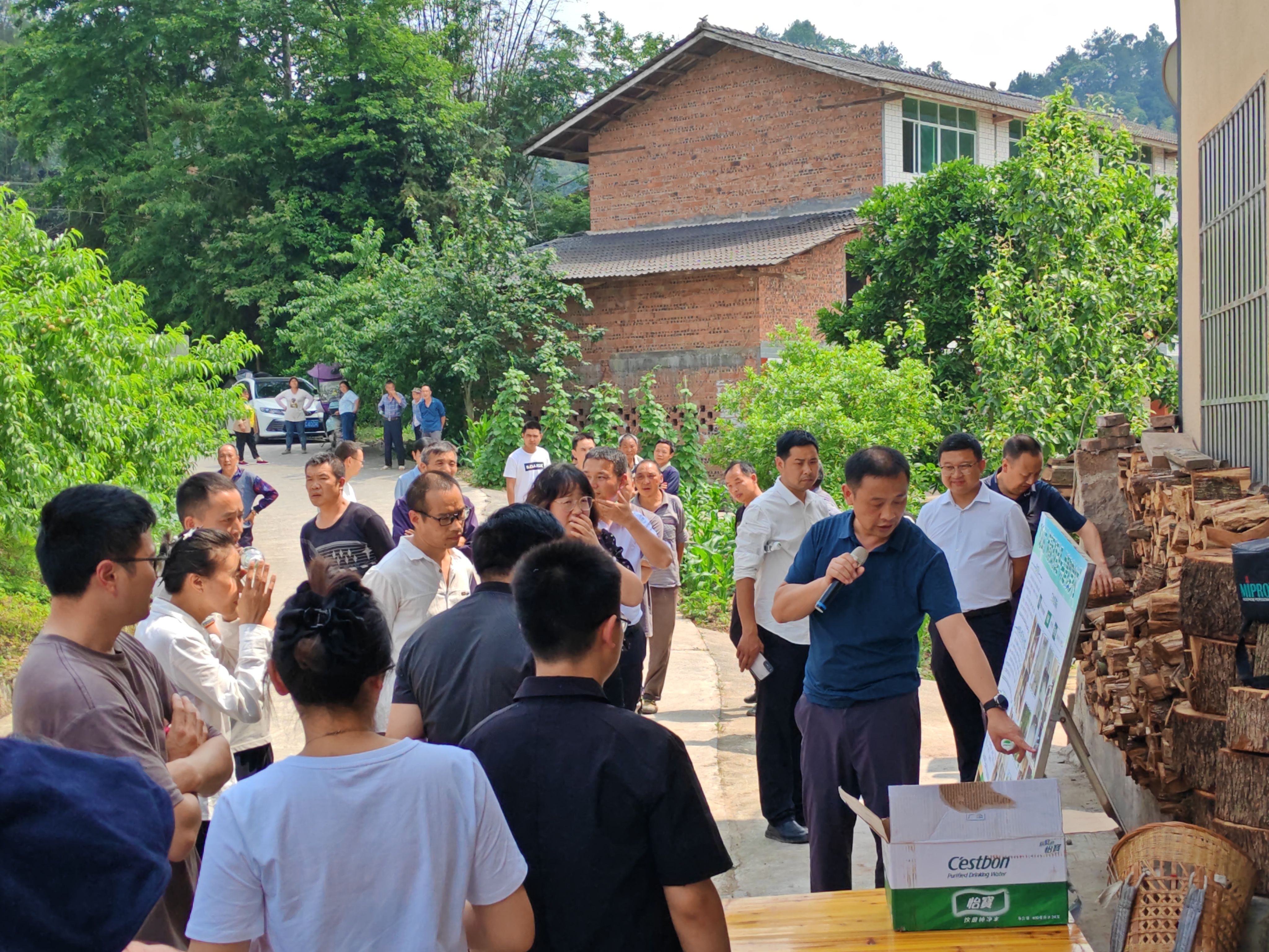 坭壩鄉鄢家坪現場觀摩會，干部講解經驗。劉銀濤攝