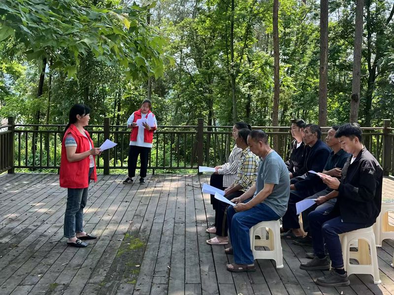 仁懷市長崗鎮“婦女管事”給村民開“兩清兩改兩治理”培訓會。