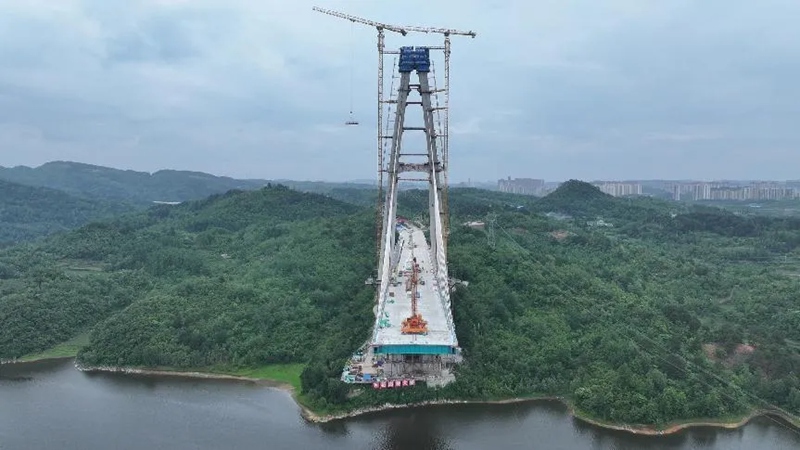 百花湖大桥11号主塔顺利封顶。