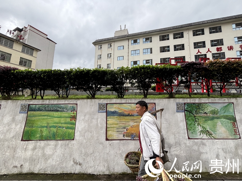 龙里县街头的墙绘。人民网记者 高华摄