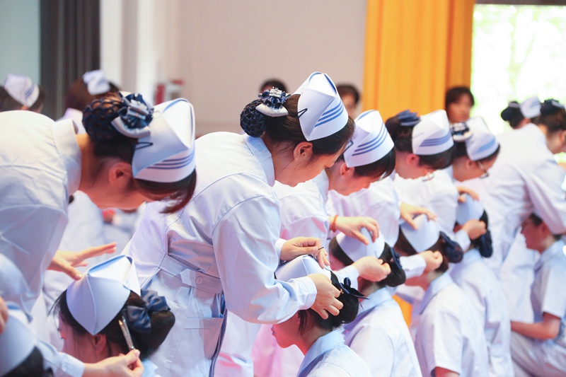 授帽仪式现场。贵阳康养职业大学供图