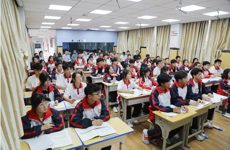 第三高级中学“组团式”帮扶教师开展示范课活动。