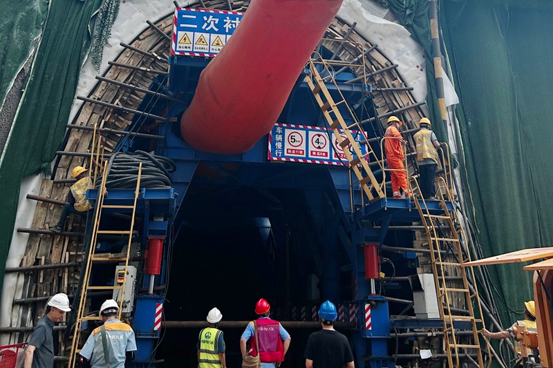 图为施工现场。