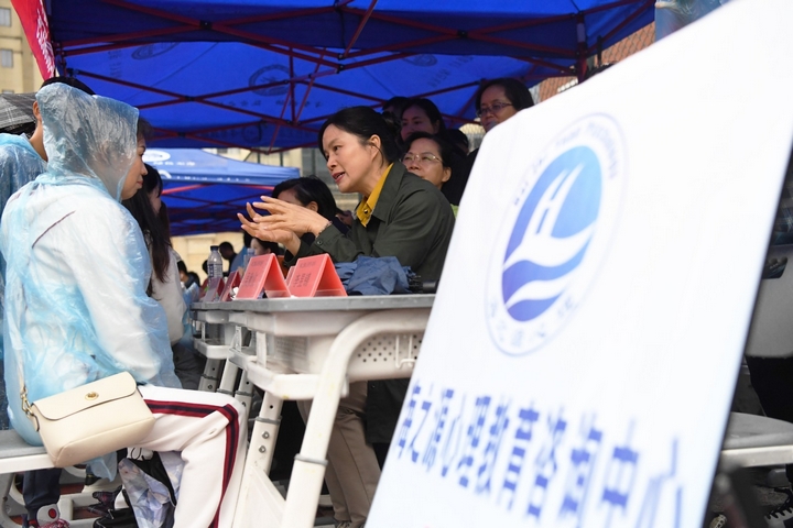家长在现场进行心理咨询。