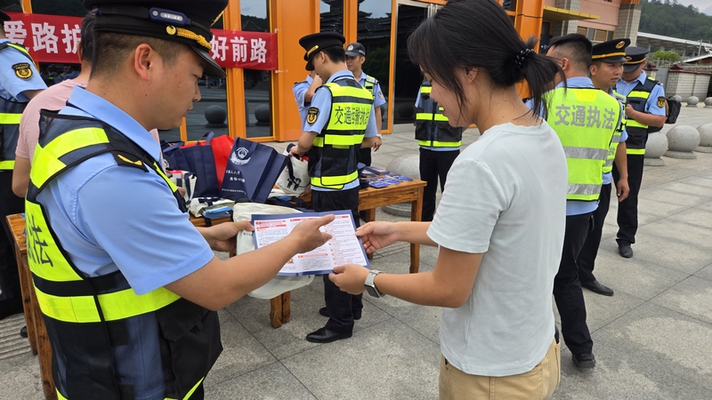 十二大队执法人员向过往群众讲解路政知识。
