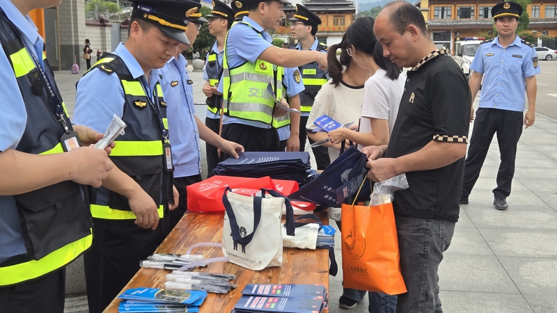 市民群众在宣传咨询台领取从宣传物资。