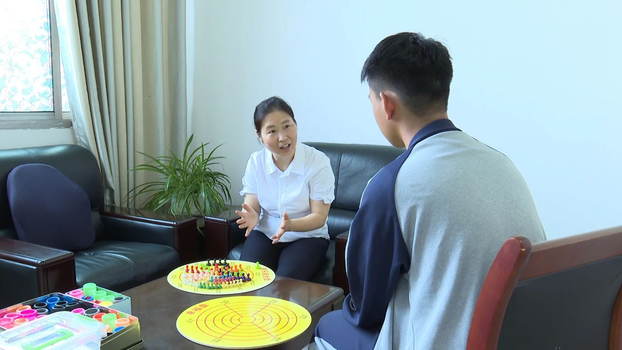 刘芳老师与学生交流沟通。
