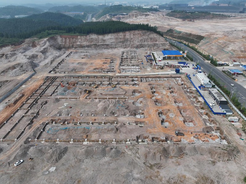 航拍方能源年產20GWh鈉電池生產線建設項目一期現場。