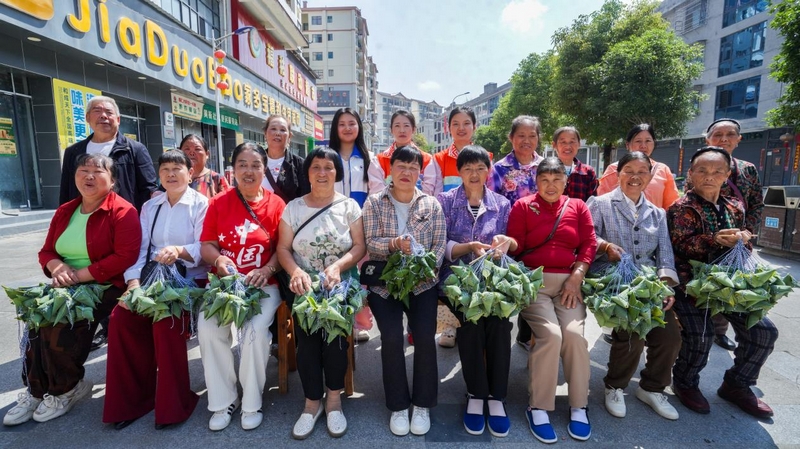 包粽子比賽現場。