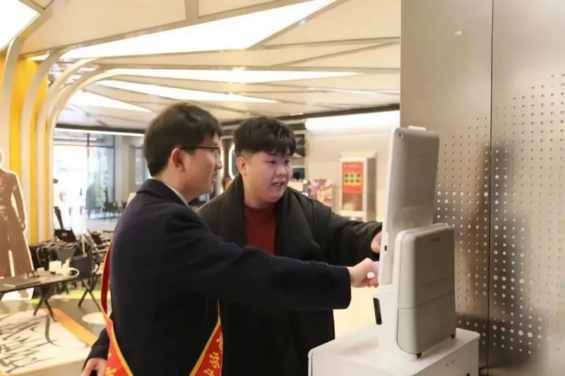 工作人員引導群眾辦理業務。