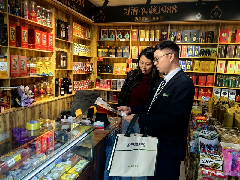 客户经理走访商户。