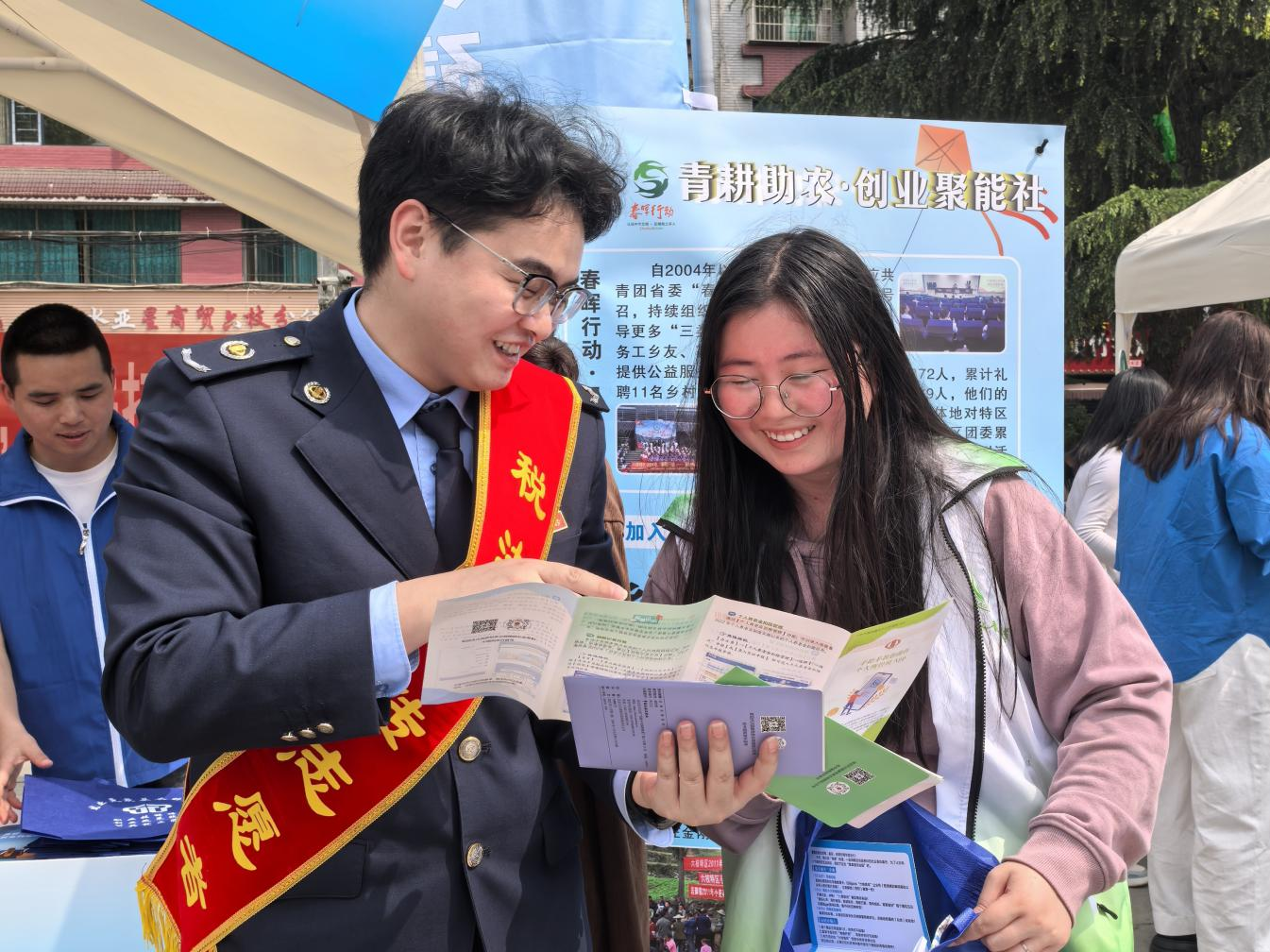 税法宣传志愿者为青年讲解税收政策。陈佳婕摄
