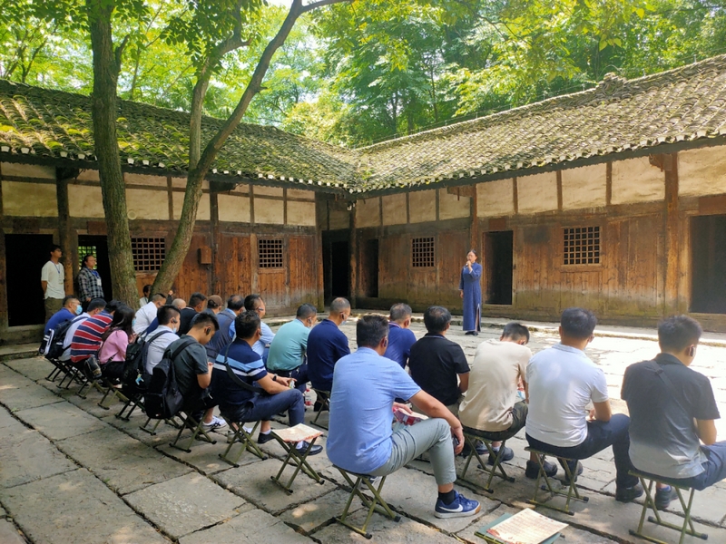息烽集中营革命历史纪念馆正在上演《我叫张露萍》情景剧。