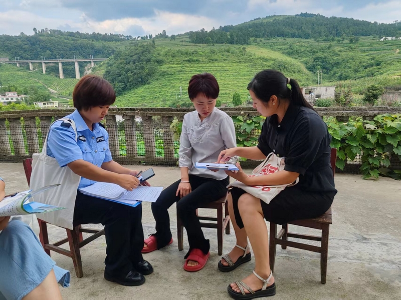 堡子村法治宣传队开展防溺水宣传。
