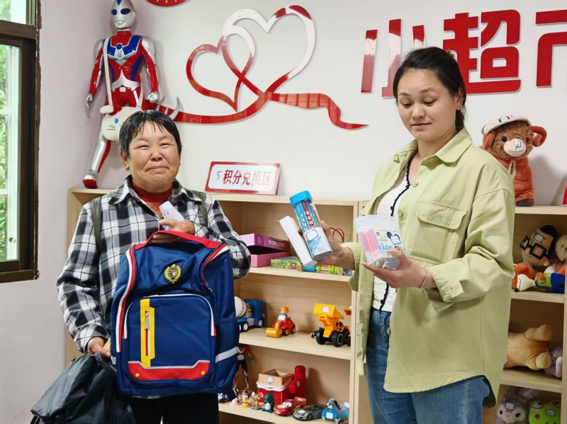 村民到兴隆村“积分超市”兑换礼品。