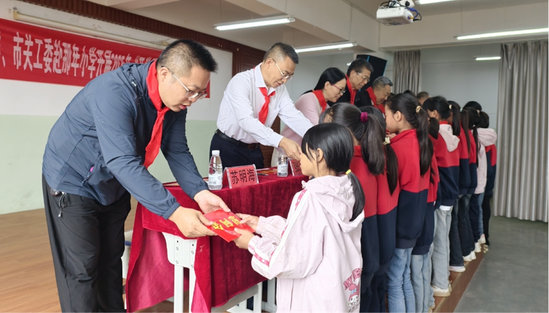 图为发放慰问金。