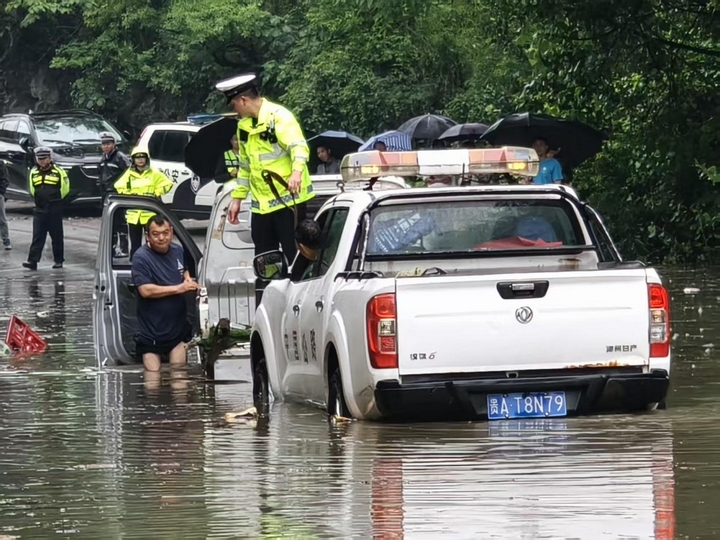 息烽县公安交警民警救助受困车辆.jpg