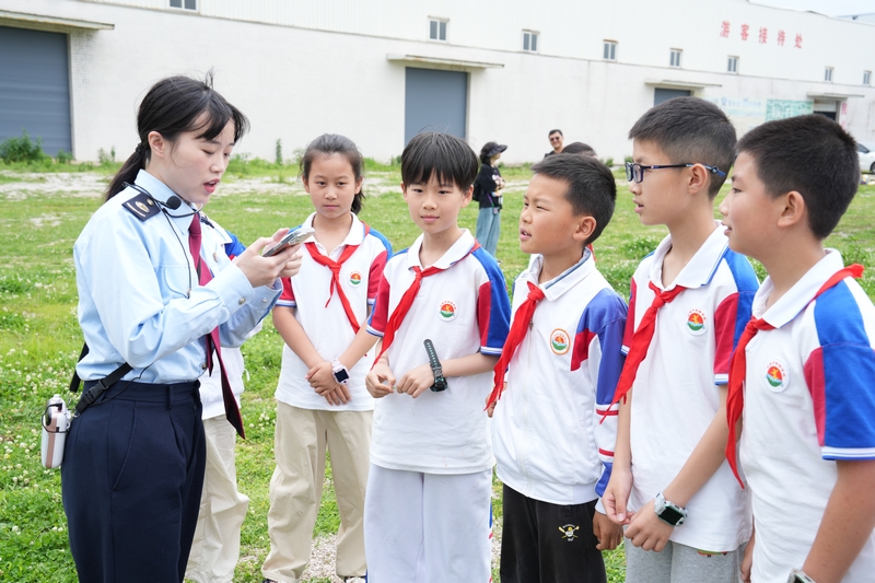 税务干部为安顺市实验学校的学生们讲解税收知识。