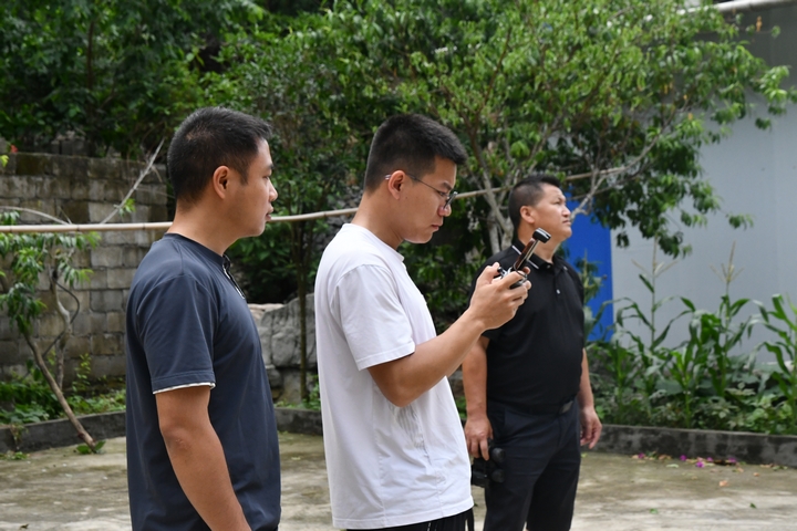 自然資源局工作人員在板庚村用無人機監測崩塌隱患點.jpg