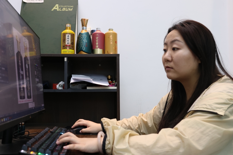设计师正在设计酒瓶外观。