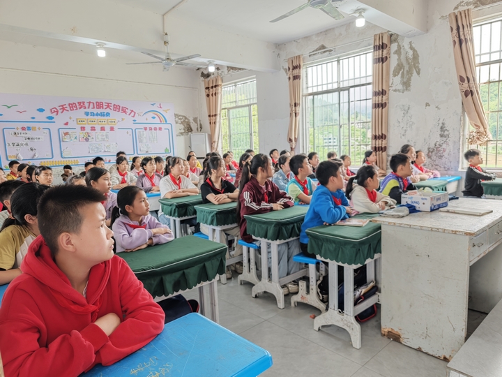 学校开展主题班会强化防溺水知识普及。.jpg