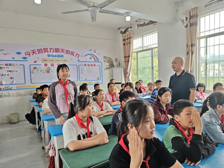 学校开展主题班会强化防溺水知识普及。.jpg